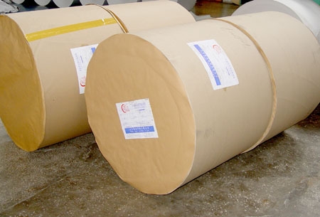 復(fù)印紙的出品方經(jīng)常將彰顯產(chǎn)品質(zhì)量的賣點印在包裝上，比如我們常見的 “100%原生木漿”、“中性施膠”、“軟壓光” 等等，它們都是什么意思?對產(chǎn)品質(zhì)量都有著怎樣的影響?普通消費者及復(fù)印紙采購企業(yè)，該如何去判斷復(fù)印紙質(zhì)量的好壞?同時，對于復(fù)印紙的出品方，又該如何對產(chǎn)品品質(zhì)進(jìn)行有效宣傳呢?  首先對于復(fù)印紙的品質(zhì)好壞，可以根據(jù)以下三點判斷：  一、生產(chǎn)原料  目前，市場上復(fù)印紙的原料主要有 純木漿、原生漿、原生木漿 三類。  從安全衛(wèi)生角度考慮，原生漿要優(yōu)于純木漿，因為原生漿都是以樹木、蘆葦、稻草、綿等作為原材料，而純木漿則可能使用了回收的廢料。    壓干后的廢紙漿  如果從紙張纖維的層面來說，純木漿則可能優(yōu)于原生漿，因為純木漿畢竟使用的是木質(zhì)纖維。  但三者中最好的一定是原生木漿。原生木漿顧名思義就是原材料為樹木的原生漿。第一它使用的是木質(zhì)纖維，第二它使用的都是原材料，沒有廢料做添加。    原生木漿  所以無論是從紙張纖維層面還是安全衛(wèi)生考慮，原生木漿都一定是最好的。  用原生木漿制造的復(fù)印紙：  · 韌度高，不容易折斷破裂  · 對打印、復(fù)印等設(shè)備造成的損傷相對較小  · 使用過程不容易產(chǎn)生粉塵  另外，有的復(fù)印紙包裝上，原生木漿還被標(biāo)注了“FSC認(rèn)證”。FSC是一個國際性的森林管理委員會，主要負(fù)責(zé)森林的可持續(xù)發(fā)展，避免森林面積減少，退化加劇。    FSC認(rèn)證標(biāo)志  所以如果復(fù)印紙的原材料標(biāo)注有FSC認(rèn)證，就說明這款紙對森林的傷害是最小的，環(huán)保指數(shù)也更高。  二、施膠工藝  紙頁在紙機(jī)中經(jīng)過干燥，就成了紙，但此時它還有很多的不足，比如：表面粗糙易破，容易掉粉;打印書寫時，墨水容易滲透擴(kuò)散從而使字跡模糊。所以這時候就有一道很重要的工序：施膠。施膠就相當(dāng)于給紙張貼上一層薄膜，使以上不足得到改善。    對墨水的滲透性比較  現(xiàn)在流行的施膠工藝有三種，分別是：酸性施膠、堿性施膠、中性施膠。  其中最古老的為酸性施膠，距今已有170年使用歷史，但是酸性施膠使用的硫酸鋁會腐蝕紙張，高溫打印時，還容易產(chǎn)生對人體有害的酸性氣體;而堿性施膠則會造成紙張透明度高，不利于雙面打印。  相比較而言，中性施膠就有效避開了上述問題。所以現(xiàn)在最好的施膠工藝就是中性施膠，而ASA施膠方法則是最先進(jìn)的中性施膠工藝之一。  采用ASA施膠的紙張：  · 平滑度高，書寫非常流暢  · 紙張表面強(qiáng)度高，挺拔不易折損，打印、復(fù)印極少出現(xiàn)卡紙現(xiàn)象，可有效提升辦公效率  · 對油墨吸收性有很大改善，普通打印，圖文清晰醒目，彩色打印，色彩飽滿鮮活  所以大家在挑選復(fù)印紙時，可以觀察包裝上是否注明使用了ASA施膠工藝。  三、壓光技術(shù)  在復(fù)印紙卷成卷筒裁切裝訂前，還有一道生產(chǎn)步驟，那就是壓光。  壓光可以進(jìn)一步提升復(fù)印紙的平滑度與光澤度，并在一定程度上對紙張的厚度進(jìn)行控制。    壓光前后紙張表面比較  復(fù)印紙的壓光又分為 硬壓光 和 軟壓光，相比于硬壓光，經(jīng)軟壓光處理的復(fù)印紙，纖維擠壓程度低，紙張更有韌性;同時，挺度也更穩(wěn)定，打印更加順暢。所以使用軟壓光技術(shù)生產(chǎn)的復(fù)印紙更加優(yōu)質(zhì)。    硬壓光、軟壓光效果對比  目前，高端的軟壓光，主要由芬蘭維美德集團(tuán)所生產(chǎn)的OptiCalender Soft軟壓光機(jī)完成。  當(dāng)然，關(guān)于復(fù)印紙品質(zhì)的判斷方法還有很多，比如pH值是否接近中性，使用何種靜電工藝，紙張白度、厚度、挺度、光滑度如何等等，限于篇幅，本次無法全部介紹。  同時，對于復(fù)印紙出品方而言，貨好還得會吆喝，那么在復(fù)印紙包裝上，該如何對賣點進(jìn)行有效宣傳呢?  在復(fù)印紙的包裝上如何對賣點進(jìn)行有效宣傳，其實是一個很專業(yè)的問題，正所謂專業(yè)的問題交給專業(yè)的人來解答，小編為此特地請教了ADD致力共通品牌策劃機(jī)構(gòu)。ADD致力共通專業(yè)為紙業(yè)及相關(guān)企業(yè)進(jìn)行品牌建設(shè)和營銷宣傳的創(chuàng)意服務(wù)。  對于產(chǎn)品賣點的宣傳，ADD致力共通認(rèn)為應(yīng)該站在消費者的角度思考，即這個賣點能為消費者帶來哪些收益。以“pH值中性”為例，“pH值中性”作為專業(yè)術(shù)語，消費者可能不知道意味著什么。其實pH值中性，表示的是產(chǎn)品物理性質(zhì)非常穩(wěn)定，不容易被腐蝕，能夠為消費者帶來很多利益點，比如“適于文檔長期保存”，如果在賣點“pH值中性”加上這么一句話，那么消費者購買時心里就會非常敞亮。